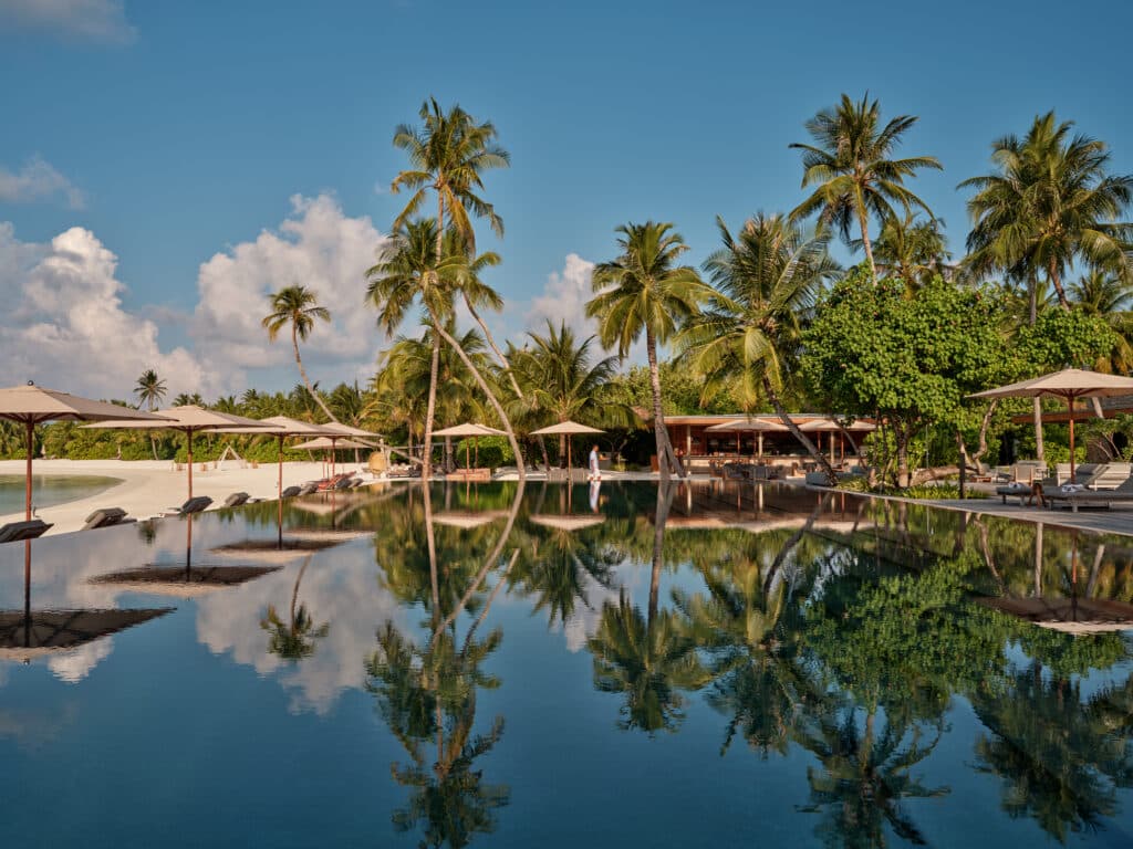 Os Melhores Resorts nas Maldivas para Estadias Curtas: Escolhas de 3 a 5 Noites 21 PATINA MALDIVES by Georg Roske Veli Bar 9332 HighRes