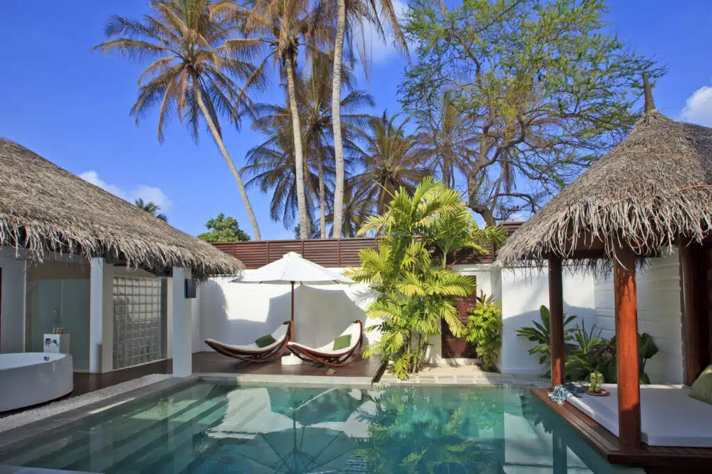 I migliori resort alle Maldive vicino a Malé: 10 isole top vicine all'aeroporto 10 villa con piscina contemporanea e terrazza privata presso Velassaru Maldives con vista sulla laguna
