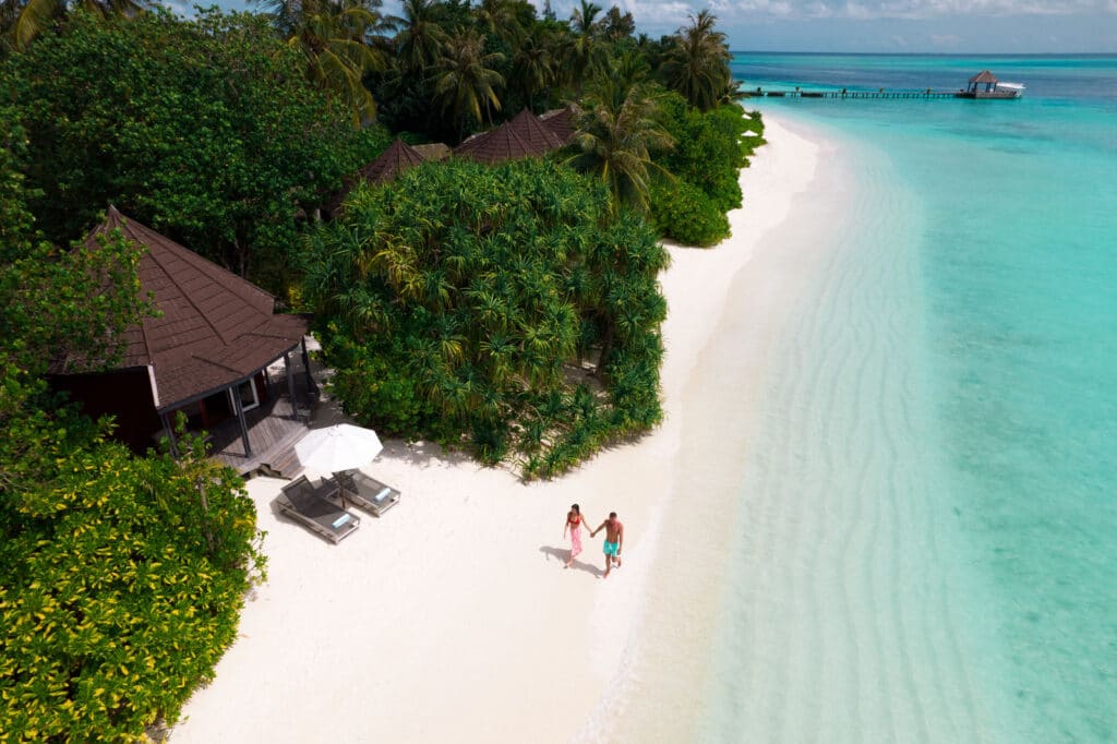 몰디브 최고의 성인 전용 리조트: 커플을 위한 8곳 추천 13 Komandoo Island Resort Maldives의 전용 데크가 있는 프리미엄 자쿠지 비치 빌라