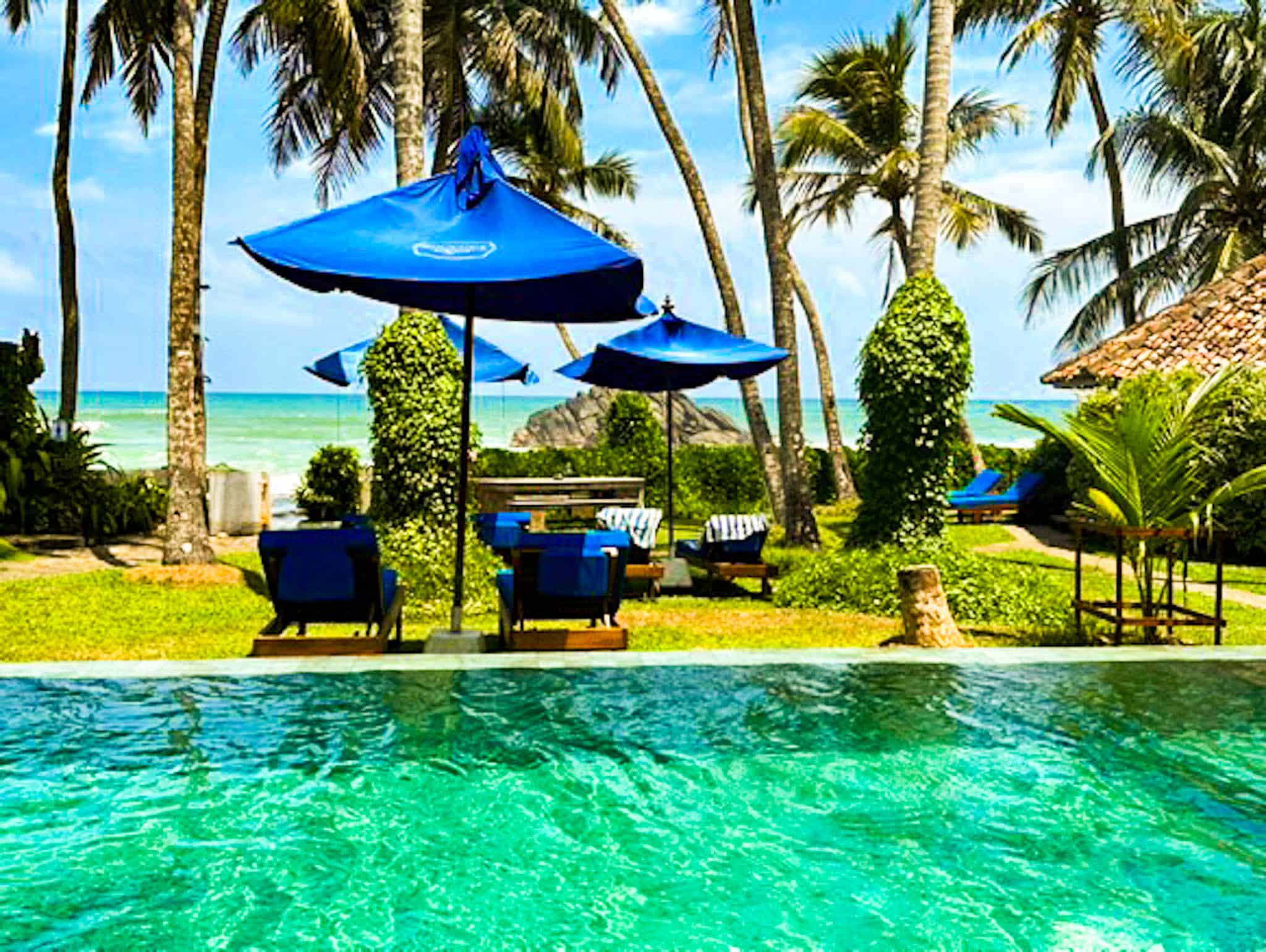 I migliori hotel sulla spiaggia in Sri Lanka: Costa Sud vs Costa Est 11 Rockside Cabanas Unawatuna sistemazione fronte mare con vista sulla barriera corallina e sulla baia curva