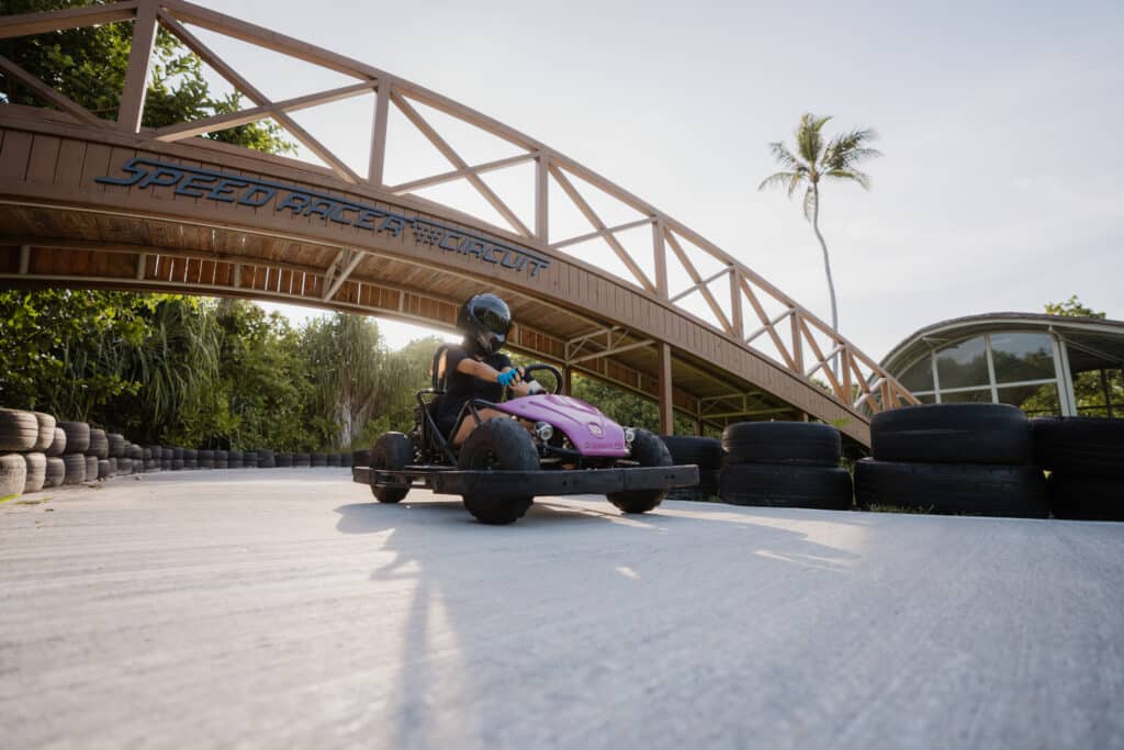 Maldive con bambini: resort o isole locali — Qual è la scelta giusta per la tua famiglia? 19 Bambini che gareggiano sui go-kart in pista al Siyam World Maldives