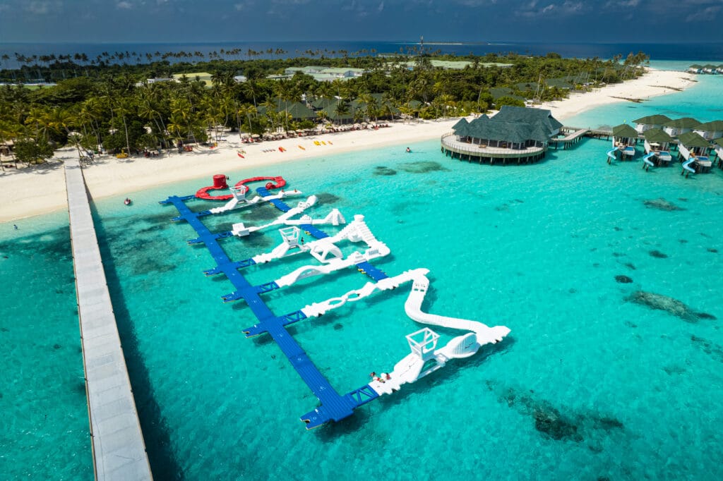 Maldive con bambini: resort o isole locali — Qual è la scelta giusta per la tua famiglia? 18 Parco acquatico Waterworld con scivoli e piscine al resort Siyam World Maldives