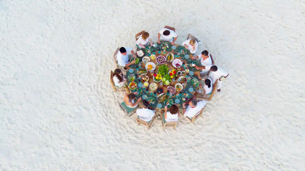 モルディブのグルメなリゾート:レストラン、水中ダイニング、食体験トップ10 11 Soneva Fushi Private Sandbank Dinner