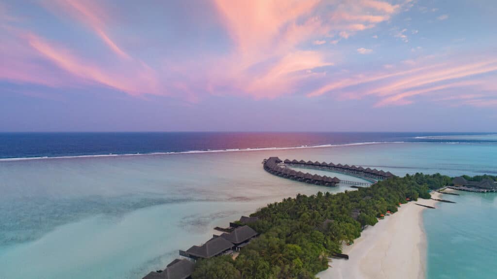 Os Melhores Resorts nas Maldivas para Estadias Curtas: Escolhas de 3 a 5 Noites 11 Taj Exotica Resort and Spa Maldives Aerial Sunset Shot
