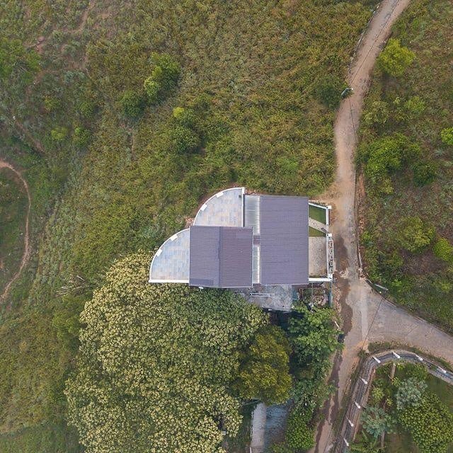 Les meilleurs hôtels à Kandy : où séjourner pour tous les budgets 8 La position élevée de l'hôtel The Summit Kandy avec vue panoramique sur les toits de la ville et le lac