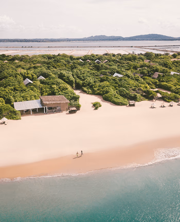 I migliori hotel sulla spiaggia in Sri Lanka: Costa Sud vs Costa Est 16 Spiaggia privata di Uga Jungle Beach Trincomalee con l'Oceano Indiano e la giungla tropicale sullo sfondo