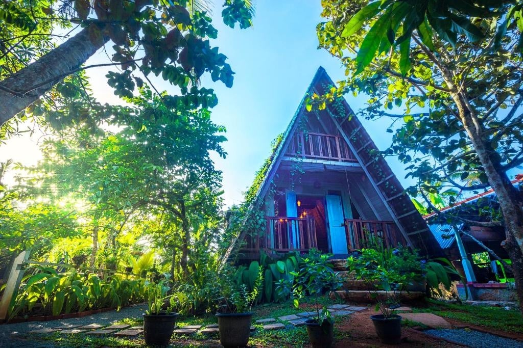 Best Hotels in Galle: From the Fort to the Coast — All Budgets 26 Villa Ovita Talpe guesthouse with perfect 10.0 Booking.com rating at budget price