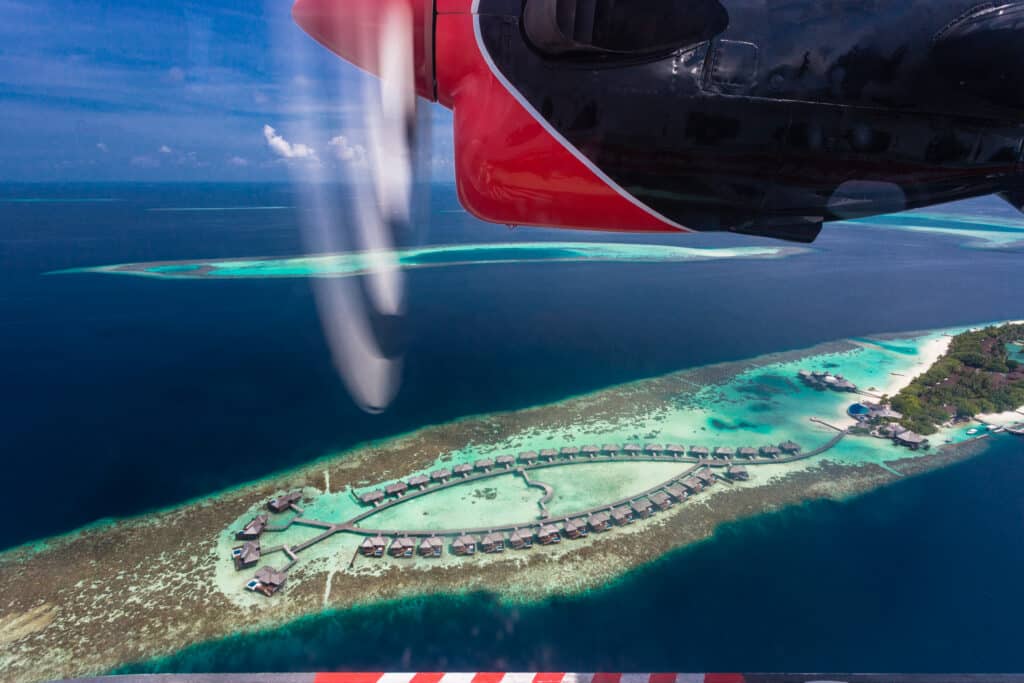 Los mejores resorts de Maldivas con mejor relación calidad-precio: 10 islas privadas que superan su precio 4 vista desde el hidroavión de las villas sobre el agua y la laguna turquesa del Lily Beach Resort en Maldivas