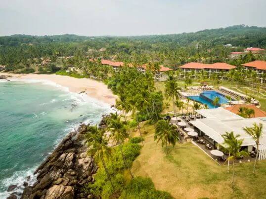 I migliori hotel benessere in Sri Lanka: le scelte top per Ayurveda, yoga e riposo profondo 3 Spa o area giardino dell'Anantara Peace Haven Tangalle con ambientazione tropicale sulla costa meridionale