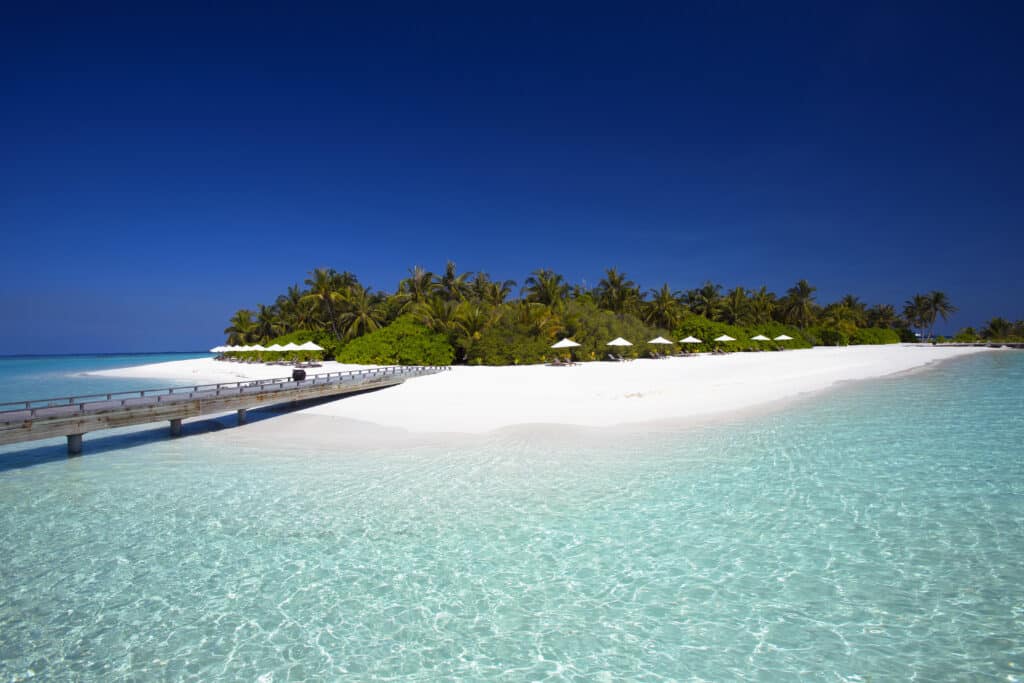 I migliori resort alle Maldive vicino a Malé: 10 isole top vicine all'aeroporto 1 spiaggia di sabbia bianca e laguna turchese in un resort alle Maldive vicino a Malé
