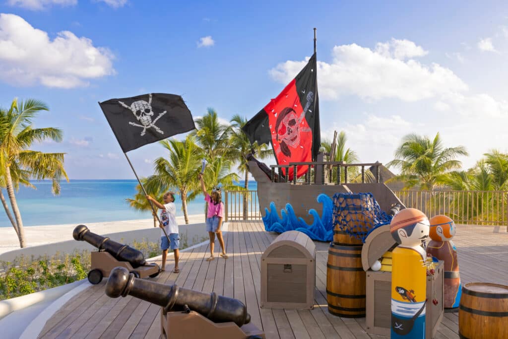 Maldive con bambini: resort o isole locali — Qual è la scelta giusta per la tua famiglia? 11 Area giochi al piano superiore all'interno del kids club presso Centara Mirage Lagoon Maldives