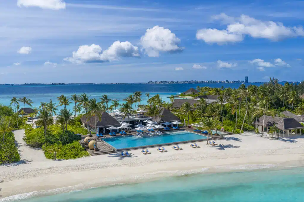 I migliori resort alle Maldive vicino a Malé: 10 isole top vicine all'aeroporto 5 vista aerea della terrazza da pranzo all'aperto presso l'hotel dusitD2 Feydhoo Maldives