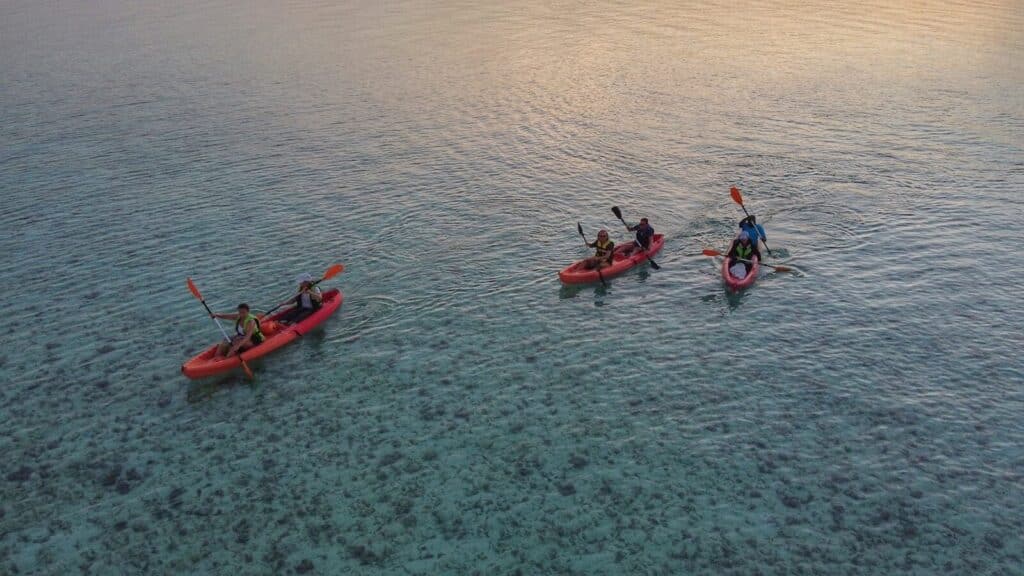 Maldive con bambini: resort o isole locali — Qual è la scelta giusta per la tua famiglia? 27 Veduta aerea dell'isola di Thulusdhoo circondata da acque turchesi nel North Malé Atoll