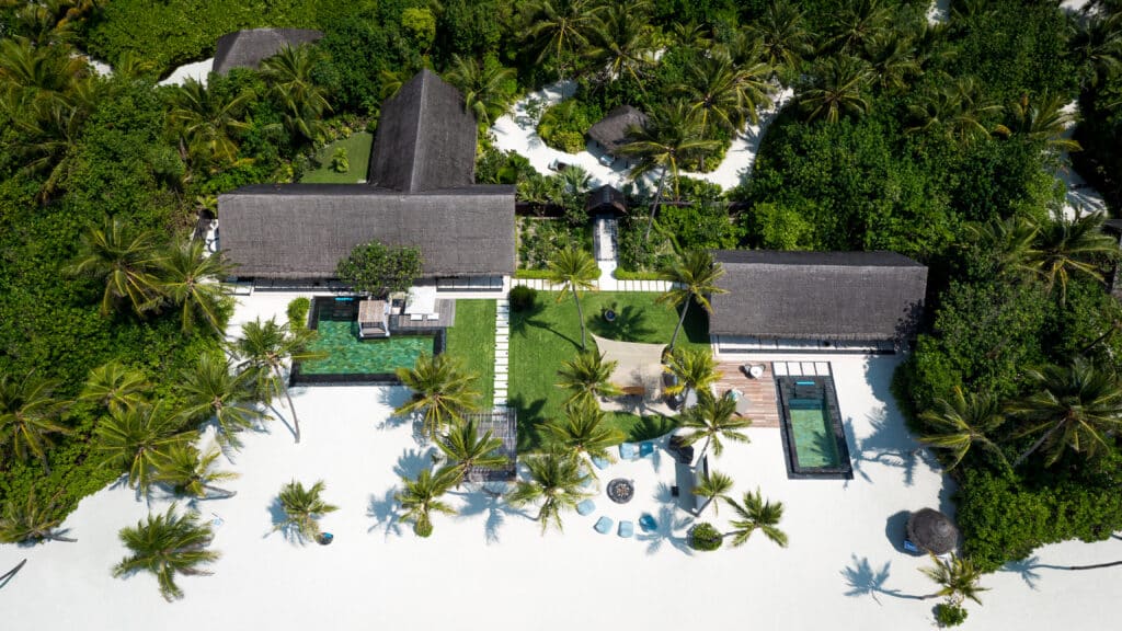 vista aerea di una grande villa sulla spiaggia con piscine private e giardino tropicale al One & Only Reethi Rah Maldives