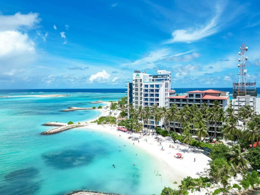 vista aerea dell'isola locale di Maafushi alle Maldive con laguna turchese ed edifici del resort