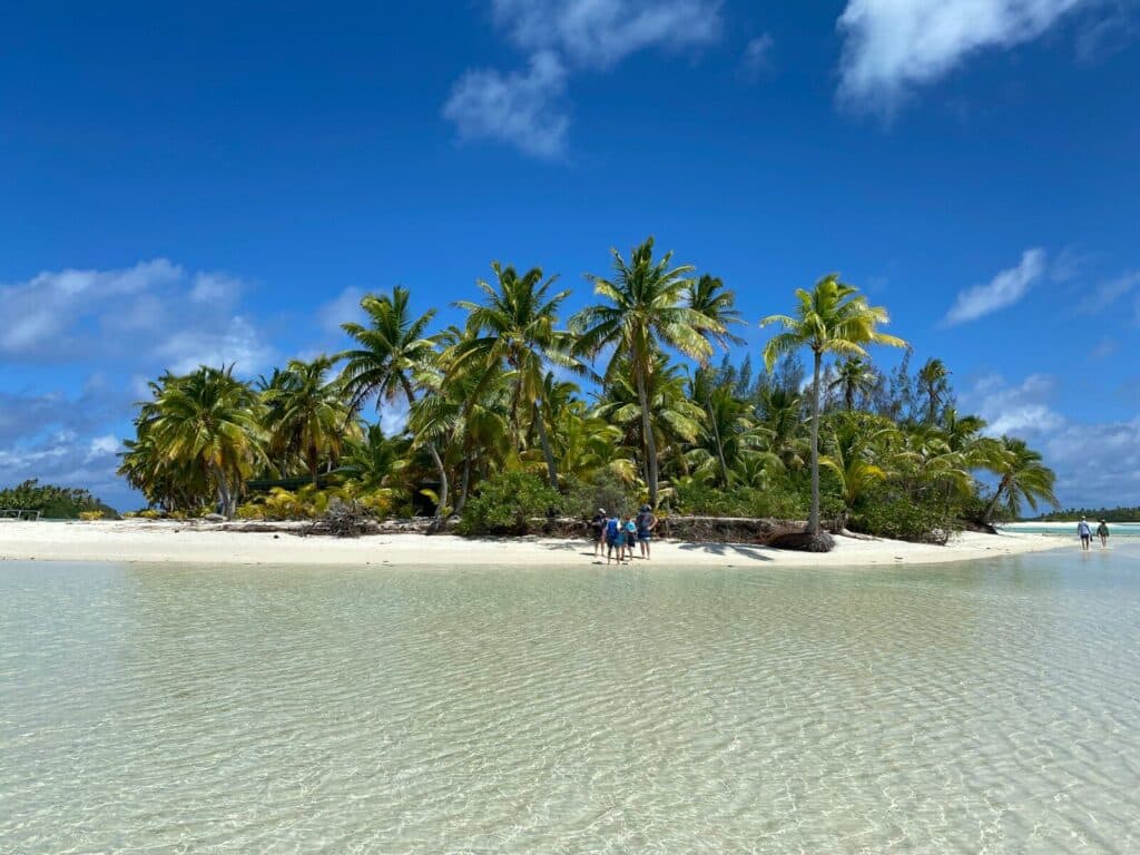 Maldive con bambini: resort o isole locali — Qual è la scelta giusta per la tua famiglia? 24 Turisti che nuotano e si rilassano sull'ampia bikini beach sabbiosa dell'isola di Maafushi