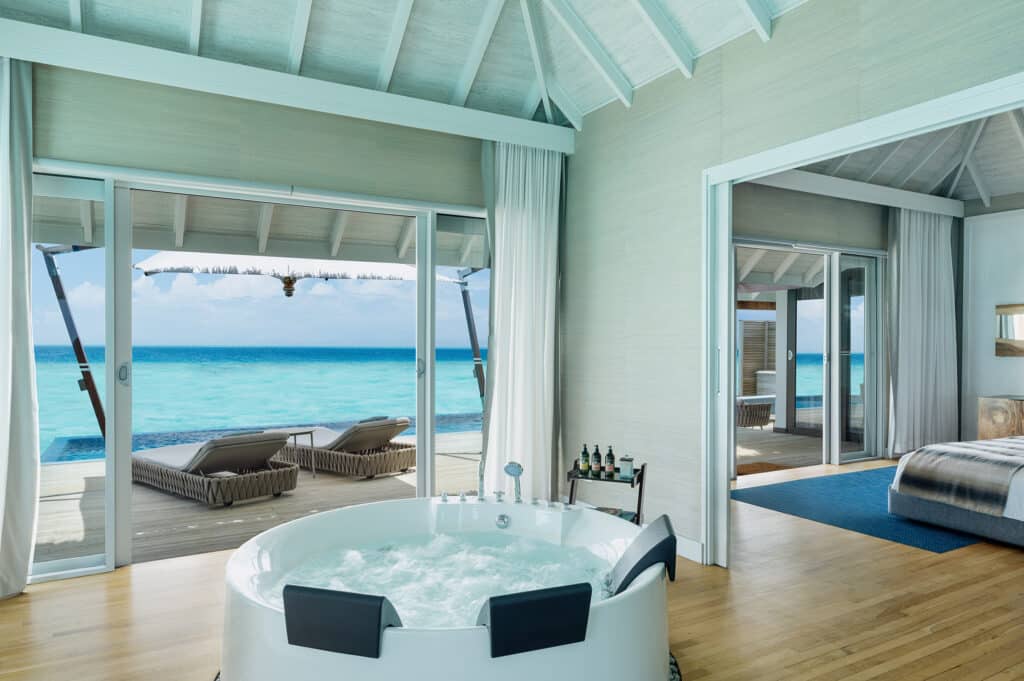 I migliori resort alle Maldive per chi visita per la prima volta: 10 isole che rendono tutto più semplice 4 interno della water suite al Velassaru Maldives con vasca idromassaggio rotonda e vista sull'oceano attraverso le porte a vetri