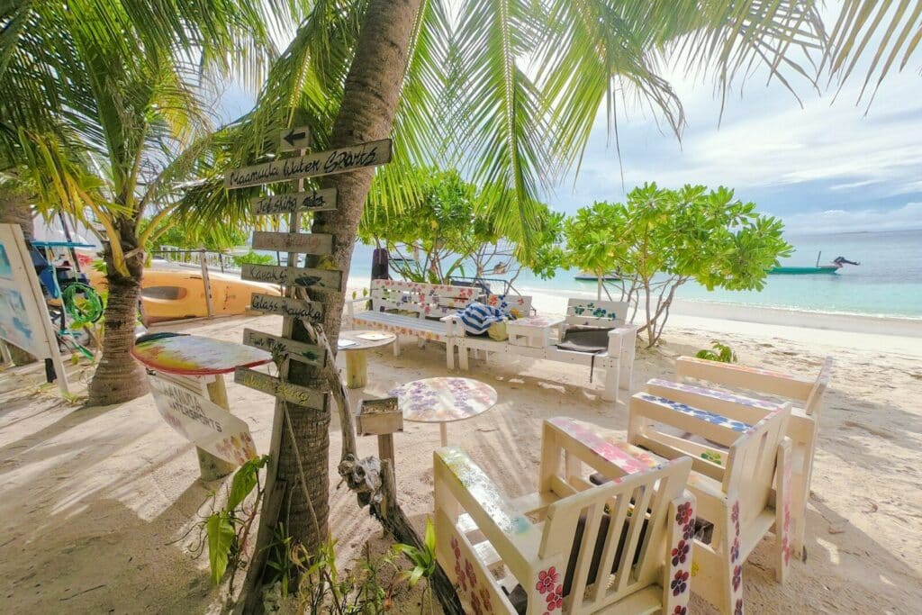 Maldive con bambini: resort o isole locali — Qual è la scelta giusta per la tua famiglia? 25 Bungalow sull'acqua e laguna turchese vicino all'isola locale di Maafushi, Maldive