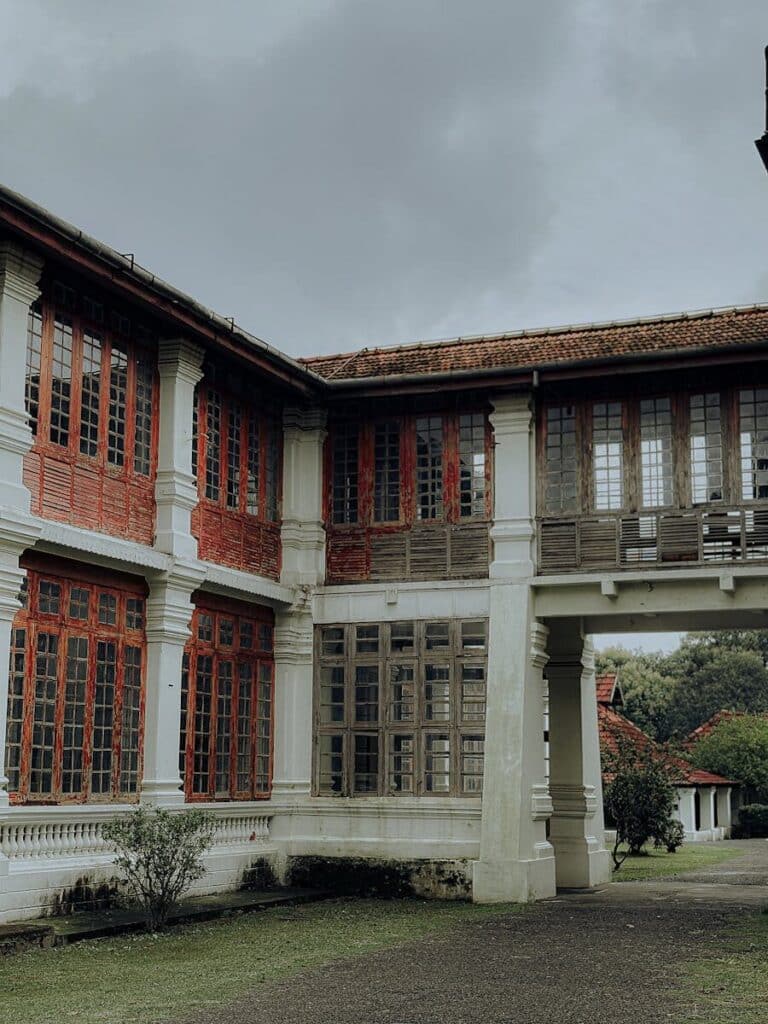 Sri Lanka West Coast: Colombo, Negombo & Your Gateway to the Island 8 Narrow street in Colombo Fort area with colonial-era buildings and greenery